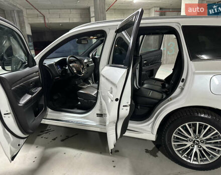 Белый Мицубиси Аутлендер, объемом двигателя 2 л и пробегом 70 тыс. км за 24300 $, фото 53 на Automoto.ua