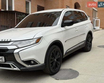 Белый Мицубиси Аутлендер, объемом двигателя 2.36 л и пробегом 47 тыс. км за 18800 $, фото 7 на Automoto.ua