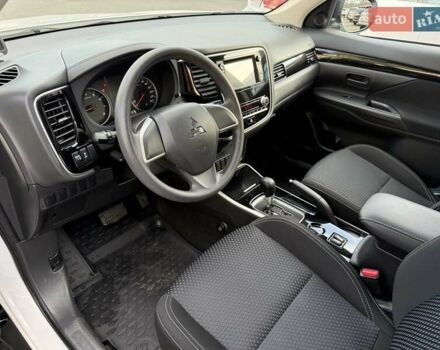 Білий Міцубісі Аутлендер, об'ємом двигуна 2 л та пробігом 19 тис. км за 17700 $, фото 8 на Automoto.ua