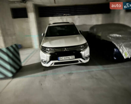 Белый Мицубиси Аутлендер, объемом двигателя 2 л и пробегом 70 тыс. км за 24300 $, фото 58 на Automoto.ua