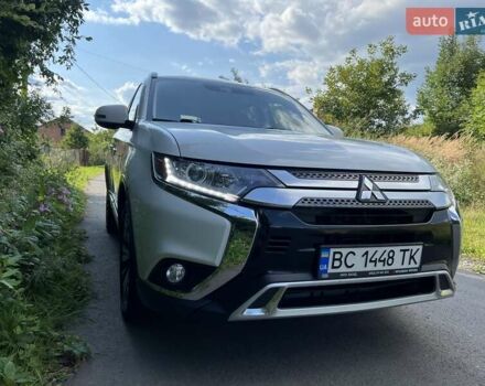 Белый Мицубиси Аутлендер, объемом двигателя 2.36 л и пробегом 160 тыс. км за 17400 $, фото 3 на Automoto.ua