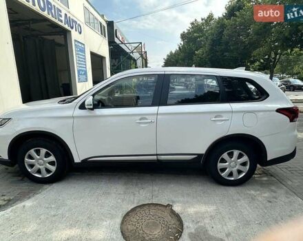 Белый Мицубиси Аутлендер, объемом двигателя 2 л и пробегом 19 тыс. км за 18500 $, фото 1 на Automoto.ua