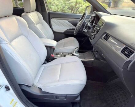 Белый Мицубиси Аутлендер, объемом двигателя 2.5 л и пробегом 49 тыс. км за 5000 $, фото 6 на Automoto.ua