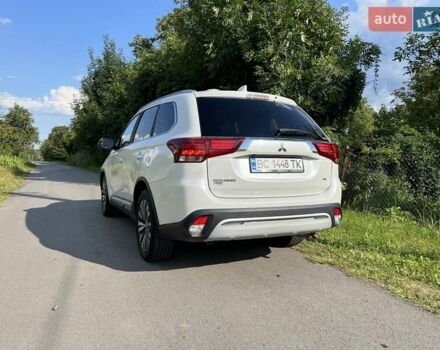 Белый Мицубиси Аутлендер, объемом двигателя 2.36 л и пробегом 160 тыс. км за 17400 $, фото 1 на Automoto.ua