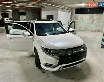 Белый Мицубиси Аутлендер, объемом двигателя 2 л и пробегом 70 тыс. км за 24300 $, фото 3 на Automoto.ua