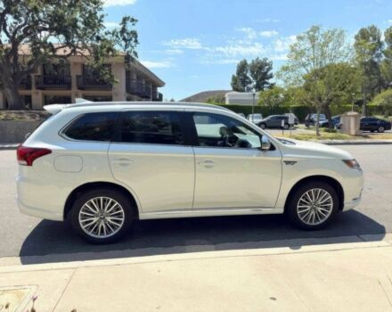 Белый Мицубиси Аутлендер, объемом двигателя 2 л и пробегом 34 тыс. км за 9100 $, фото 2 на Automoto.ua