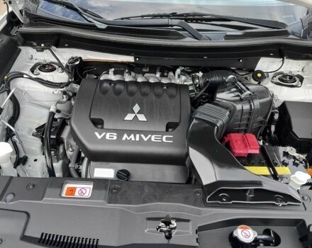 Белый Мицубиси Аутлендер, объемом двигателя 3 л и пробегом 46 тыс. км за 10900 $, фото 15 на Automoto.ua