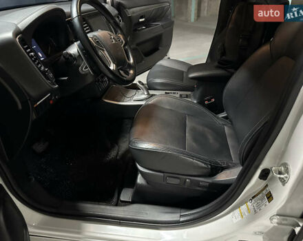 Белый Мицубиси Аутлендер, объемом двигателя 2 л и пробегом 70 тыс. км за 24300 $, фото 47 на Automoto.ua