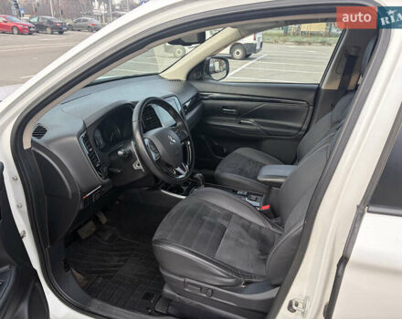 Білий Міцубісі Аутлендер, об'ємом двигуна 2.36 л та пробігом 168 тис. км за 19500 $, фото 7 на Automoto.ua