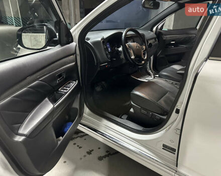 Белый Мицубиси Аутлендер, объемом двигателя 2 л и пробегом 70 тыс. км за 24300 $, фото 46 на Automoto.ua