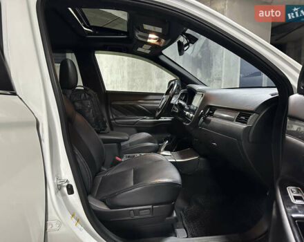 Белый Мицубиси Аутлендер, объемом двигателя 2 л и пробегом 70 тыс. км за 24300 $, фото 37 на Automoto.ua