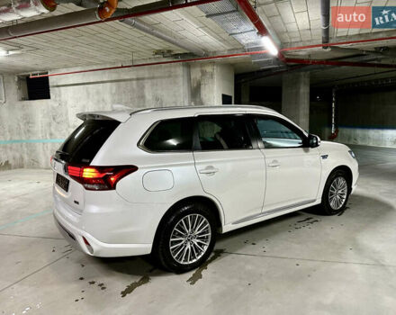 Белый Мицубиси Аутлендер, объемом двигателя 2 л и пробегом 70 тыс. км за 24300 $, фото 23 на Automoto.ua