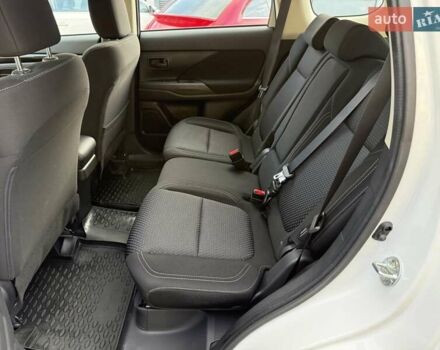 Білий Міцубісі Аутлендер, об'ємом двигуна 2 л та пробігом 19 тис. км за 17700 $, фото 13 на Automoto.ua