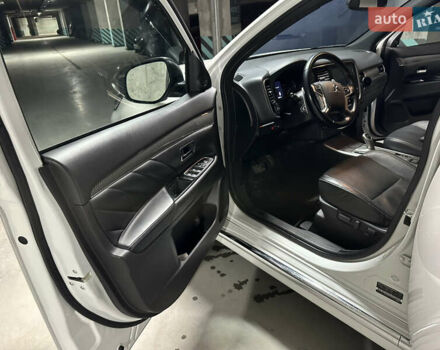 Белый Мицубиси Аутлендер, объемом двигателя 2 л и пробегом 70 тыс. км за 24300 $, фото 56 на Automoto.ua