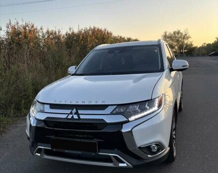 Белый Мицубиси Аутлендер, объемом двигателя 3 л и пробегом 177 тыс. км за 19200 $, фото 1 на Automoto.ua
