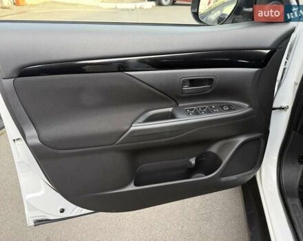 Білий Міцубісі Аутлендер, об'ємом двигуна 2 л та пробігом 19 тис. км за 17700 $, фото 7 на Automoto.ua