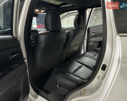 Белый Мицубиси Аутлендер, объемом двигателя 2 л и пробегом 70 тыс. км за 24300 $, фото 44 на Automoto.ua