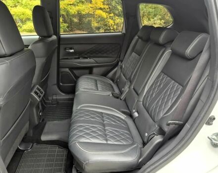 Белый Мицубиси Аутлендер, объемом двигателя 2.4 л и пробегом 42 тыс. км за 6000 $, фото 10 на Automoto.ua