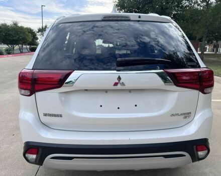 Белый Мицубиси Аутлендер, объемом двигателя 3 л и пробегом 46 тыс. км за 10900 $, фото 4 на Automoto.ua