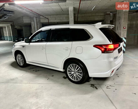 Белый Мицубиси Аутлендер, объемом двигателя 2 л и пробегом 70 тыс. км за 24300 $, фото 17 на Automoto.ua