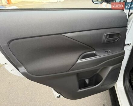 Білий Міцубісі Аутлендер, об'ємом двигуна 2 л та пробігом 19 тис. км за 17700 $, фото 12 на Automoto.ua