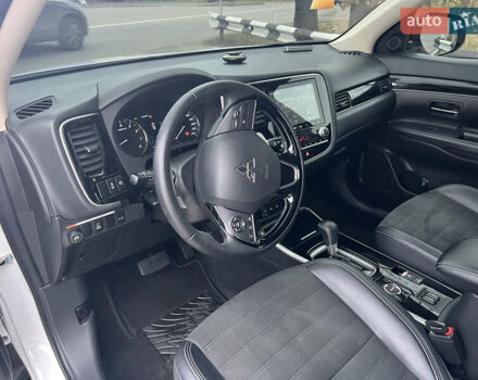 Белый Мицубиси Аутлендер, объемом двигателя 2.36 л и пробегом 59 тыс. км за 25000 $, фото 21 на Automoto.ua