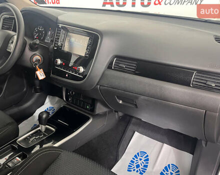 Белый Мицубиси Аутлендер, объемом двигателя 2.36 л и пробегом 39 тыс. км за 18350 $, фото 8 на Automoto.ua