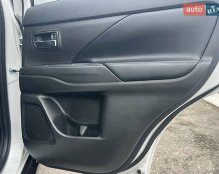 Белый Мицубиси Аутлендер, объемом двигателя 2.36 л и пробегом 59 тыс. км за 25000 $, фото 34 на Automoto.ua