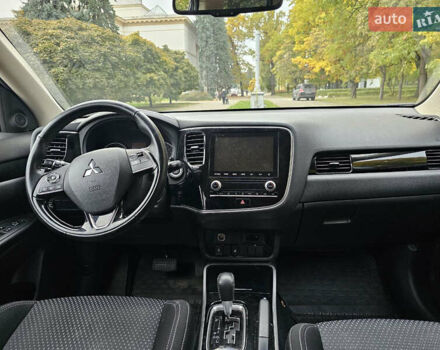 Міцубісі Аутлендер 2020 у Києві на Automoto.ua Білий Міцубісі Аутлендер, об'ємом двигуна 2 л та пробігом 72 тис. км за 17500 $, фото 7 на Automoto.ua