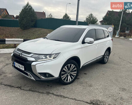 Белый Мицубиси Аутлендер, объемом двигателя 2.36 л и пробегом 59 тыс. км за 25000 $, фото 3 на Automoto.ua