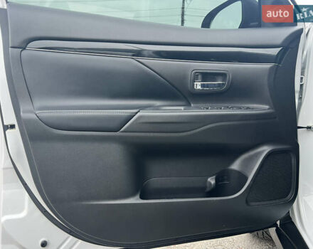 Белый Мицубиси Аутлендер, объемом двигателя 2.36 л и пробегом 59 тыс. км за 25000 $, фото 33 на Automoto.ua