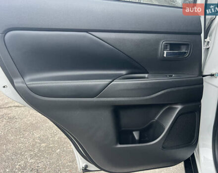 Белый Мицубиси Аутлендер, объемом двигателя 2.36 л и пробегом 59 тыс. км за 25000 $, фото 35 на Automoto.ua