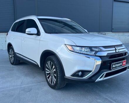 Белый Мицубиси Аутлендер, объемом двигателя 2.4 л и пробегом 120 тыс. км за 18990 $, фото 2 на Automoto.ua