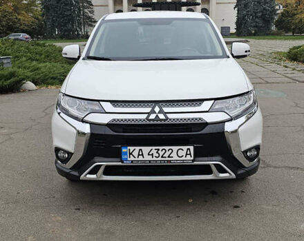 Міцубісі Аутлендер 2020 у Києві на Automoto.ua Білий Міцубісі Аутлендер, об'ємом двигуна 2 л та пробігом 72 тис. км за 17500 $, фото 4 на Automoto.ua