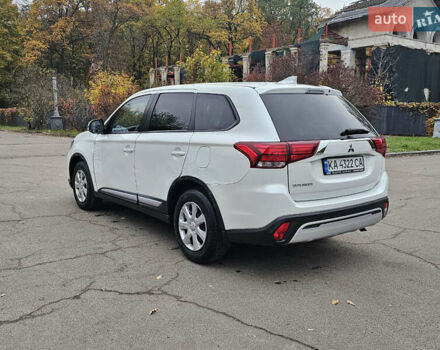 Міцубісі Аутлендер 2020 у Києві на Automoto.ua Білий Міцубісі Аутлендер, об'ємом двигуна 2 л та пробігом 72 тис. км за 17500 $, фото 10 на Automoto.ua