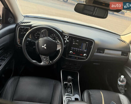 Білий Міцубісі Аутлендер, об'ємом двигуна 2.36 л та пробігом 84 тис. км за 19999 $, фото 7 на Automoto.ua