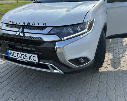 Білий Міцубісі Аутлендер, об'ємом двигуна 3 л та пробігом 42 тис. км за 22000 $, фото 1 на Automoto.ua