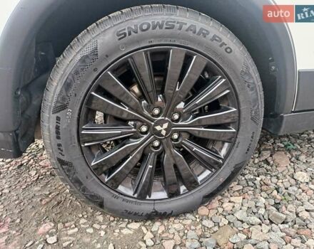 Білий Міцубісі Аутлендер, об'ємом двигуна 2.36 л та пробігом 170 тис. км за 18200 $, фото 5 на Automoto.ua