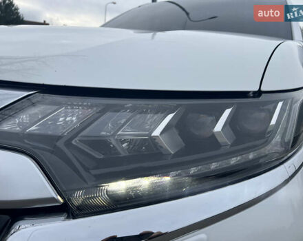 Белый Мицубиси Аутлендер, объемом двигателя 2.36 л и пробегом 59 тыс. км за 25000 $, фото 12 на Automoto.ua