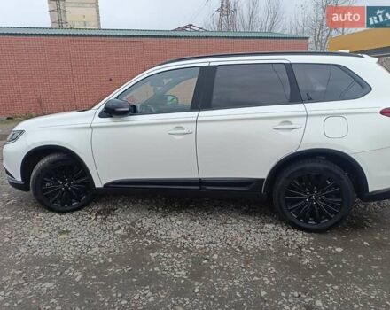 Білий Міцубісі Аутлендер, об'ємом двигуна 2.36 л та пробігом 170 тис. км за 18200 $, фото 4 на Automoto.ua