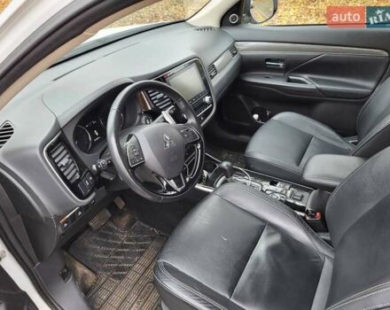 Белый Мицубиси Аутлендер, объемом двигателя 2.36 л и пробегом 55 тыс. км за 28000 $, фото 7 на Automoto.ua