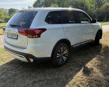 Білий Міцубісі Аутлендер, об'ємом двигуна 2.36 л та пробігом 111 тис. км за 19300 $, фото 1 на Automoto.ua