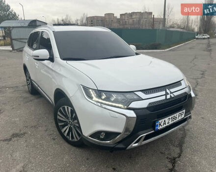 Белый Мицубиси Аутлендер, объемом двигателя 2.36 л и пробегом 59 тыс. км за 25000 $, фото 2 на Automoto.ua