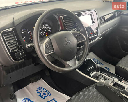 Белый Мицубиси Аутлендер, объемом двигателя 2.36 л и пробегом 39 тыс. км за 18350 $, фото 6 на Automoto.ua