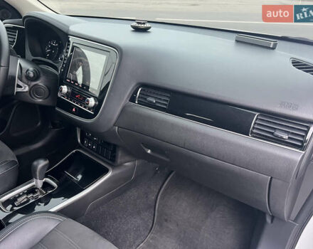 Белый Мицубиси Аутлендер, объемом двигателя 2.36 л и пробегом 59 тыс. км за 25000 $, фото 18 на Automoto.ua