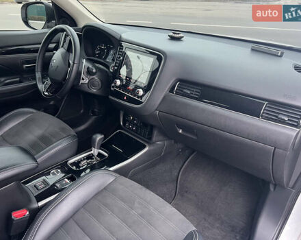 Белый Мицубиси Аутлендер, объемом двигателя 2.36 л и пробегом 59 тыс. км за 25000 $, фото 20 на Automoto.ua