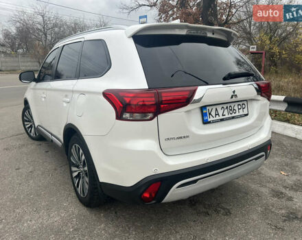 Белый Мицубиси Аутлендер, объемом двигателя 2.36 л и пробегом 59 тыс. км за 25000 $, фото 6 на Automoto.ua