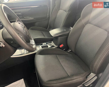 Белый Мицубиси Аутлендер, объемом двигателя 2.36 л и пробегом 39 тыс. км за 18350 $, фото 7 на Automoto.ua