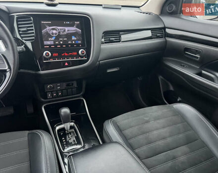 Белый Мицубиси Аутлендер, объемом двигателя 2.36 л и пробегом 59 тыс. км за 25000 $, фото 22 на Automoto.ua