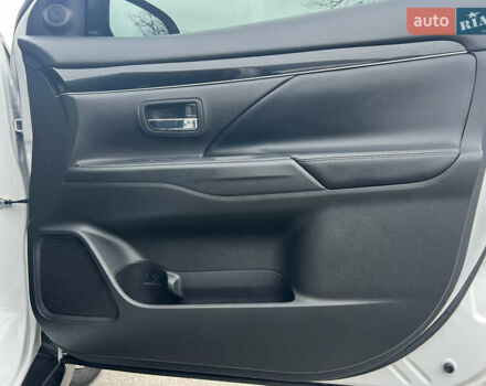 Белый Мицубиси Аутлендер, объемом двигателя 2.36 л и пробегом 59 тыс. км за 25000 $, фото 32 на Automoto.ua